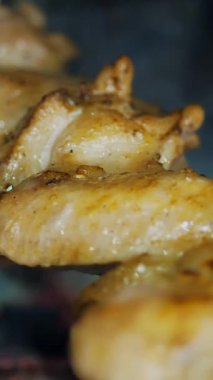 Kızarmış kanatlar. Izgara tavuk kanadı. Kızarmış tavuk. Yemek pişirmek. Şişte et. Et ızgarada. Lula Kebap. Yakın plan. Kızarmış tavuk kanadı, şiş kebap ya da kömürde et..