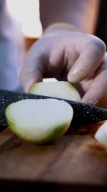 Taze sebze doğramak. Soğan. Dilimlenmiş soğan. Salata. Yemek pişirmek. Yakın plan. Şef taze soğanı bıçakla dilimliyor salata için, tahta tahtada..