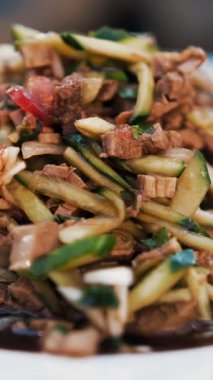 Salata. Yakın plan. Soya soslu dana eti ve susam tohumlu sebze salatası. döndür.