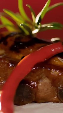 Et. Izgara kaburga. Üst Manzara. Izgara sulu domuz pirzolası, kokulu biberiye, acı biber ve baharatla süslenmiş, pide ekmeğinde. Döndürme. Şeften bir tabak. restoran mutfağı.