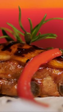 Et. Izgara kaburga. Üst Manzara. Izgara sulu domuz pirzolası, kokulu biberiye, acı biber ve baharatla süslenmiş, pide ekmeğinde. Döndürme. Şeften bir tabak. restoran mutfağı.