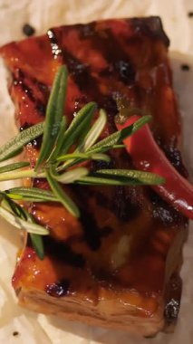 Et. Izgara kaburga. Üst Manzara. Izgara sulu domuz pirzolası, kokulu biberiye, acı biber ve baharatla süslenmiş, pide ekmeğinde. Döndürme. Şeften bir tabak. restoran mutfağı.