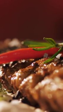 Et. Izgara kaburga. Üst Manzara. Izgara sulu domuz pirzolası, kokulu biberiye, acı biber ve baharatla süslenmiş, pide ekmeğinde. Döndürme. Şeften bir tabak. restoran mutfağı.