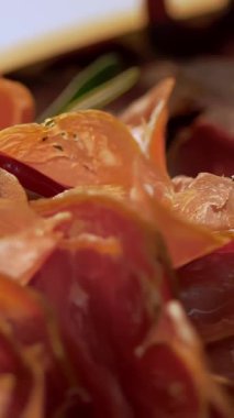 Et çerezi. jamon. Lezzetli et aperatifleri Prosciutto Crudo veya ahşap tabakta biberiyeli jamon eti. Şef servis masasına jamon koyar..