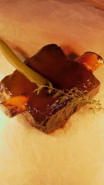 Izgara et servisi. Yemek pişirmek. Yakın plan. Lokantada soslu, mis kokulu otlar ve baharatlarla nefis bir parça et servis ediliyor. Sanat aşçılığı. Barbekü.