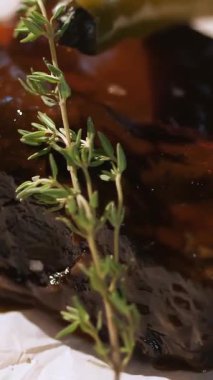 Et. Izgara kaburga. Acı biberiye, acı biber ve baharatla süslenmiş soslu ızgara sulu domuz pirzolası. Döndürme. Şeften bir tabak. restoran mutfağı.