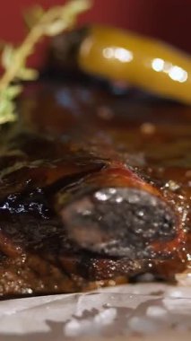 Et. Izgara kaburga. Acı biberiye, acı biber ve baharatla süslenmiş soslu ızgara sulu domuz pirzolası. Döndürme. Şeften bir tabak. restoran mutfağı.