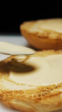 Hamburger. Yemek pişirmek. fast food. Aşçı çöreği beyaz sosla yağlar. Yumurtalı burger.