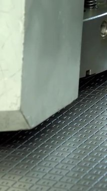 Sprey boya. Yapım atölyesinde resim yapmak. Endüstriyel fabrikada çelik yapının üstüne sprey tabancayla boya..