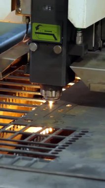 Makine metali kesimi. Yakın plan. Metal levha için lazer kesme makinesi. Metal işçiliği. Otomatik makine CNC lazer kesici metal plaka