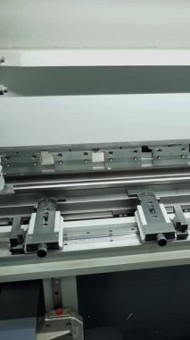 Metal bükme. Yakın plan. Fabrikadaki hidrolik bir makinede metal bükme levhası. Metal çalışıyor. Endüstriyel üretim. metalişleme makinesi