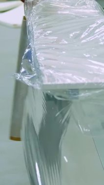 Ürün ambalajı tamamlandı. Şeffaf filmle ambalajlama. Çizgili mobilya üretimi. Laboratuvar mobilyası.