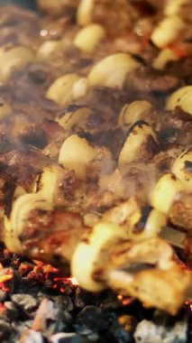 Metal şişler üzerinde iştah açıcı şiş kebap.