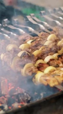 Metal şiş üzerinde yemek ızgara kebap kapatın. Barbeküde pişmiş kavrulmuş et. Panjur kömür ve alev, piknik, sokak gıda