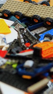 Masanın üzerinde çocuk tasarımcısının, küplerin, kabloların, tahtaların, tekerlerin, renkli küçük robotların ve makinelerin bir sürü detayı var. Çocuklar robotiğe, programlamaya, modellemeye düşkündür.,