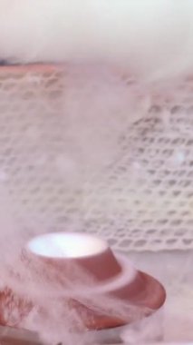 Pamuk şeker pamuk helva Makinası içinde yuvarlanan el. Candyfloss yapma. Pamuk helva Makinası ile beyaz candyfloss. Pamuk helva yapımında