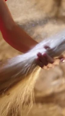 ahır, ahır, çocuk, çocuk umurunda bir at kuyruğunu ile özel bir fırça tarak, kuyruk beyaz at, ışık, toz partikülleri görülmektedir, parlarlar ışınları fırçalar.