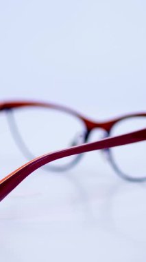 rotasyon, beyaz arka plan, şık gözlük, Gözlük, şık güzel close-up lensler için kadın modeli ayarlama. Online mağaza