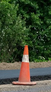 Yolda trafik koni. Yol inşaat çalışmaları, yol onarım. Yolda trafik bir tarafında koydu taze asfalt vardır. İnşaat ve onarım karayolu