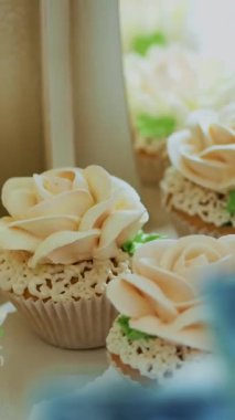 yakın çekim, çeşitli leziz tatlılar, kek, pasta, krema ne arar, krema ile yapılan çiçek. Festival dekor, tatlı bar, şekerlemeler başyapıtları, muamele etmek