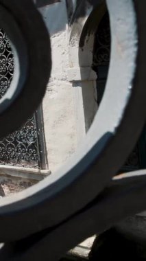 VENICE, ITALY: Açılıştan bakmak, eski bina için sahte köprü, kanalın su üzerinde duran, sahte eski parmaklıklar