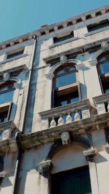 Venice, İtalya - 7 Temmuz 2018: eski bir ev, eski mimari Venedik, güzel beyaz duvar.