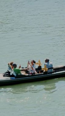 Venice, İtalya - 7 Temmuz 2018: Grand Canal Venedik, sıcak yaz günü eski evlerin arasında. geleneksel Venedik gondol yüzen kanal, boyunca taşıyan turistler