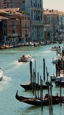 Venice, İtalya - 7 Temmuz 2018: Grand Canal, Venice, sıcak yaz günü eski evlerin. geleneksel Venedik tekneler, vapporetoları, gondol float kanal, boyunca taşıyan turistler