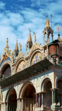 VENICE, İtalya - 7 Temmuz 2018: Piazza San Marco, St Mark Bazilikası 'nın yakınındaki güzel vintage fener, birçok güvercin fenerin üzerinde oturuyor. Mavi gökyüzüne karşı,