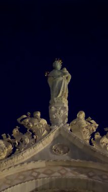Venedik, İtalya - 7 Temmuz 2018: Güzel süsler ve figürler, Aziz Mark Bazilikası heykelleri, Piazza San Marco, Venedik 'in gece manzarası