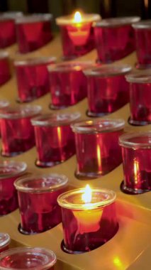 Torino Katedrali Duomo di Torino, kırmızı şamdanlarla mum yakıyor, Katolik kilisesinin sunağında, Kutsal Kefen Şapeli 'nde.