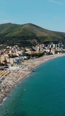 Spotorno, İtalya - 7 Temmuz 2018: aero Spotorno Panorama Köyü, Seaside Spotorno, Akdeniz, Liguria, İtalya yaz sıcak gün