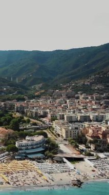 Spotorno, İtalya - 7 Temmuz 2018: aero Spotorno Panorama Köyü, Seaside Spotorno, Akdeniz, Liguria, İtalya. sıcak yaz günü