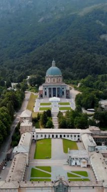 Oropa, Biella, İtalya - 7 Temmuz 2018: güzel tapınak Oropa aero görünümünü, cephe Dağları'Oropa kutsal kubbe ile yakınındaki şehir Biella, Piedmont, İtalya.