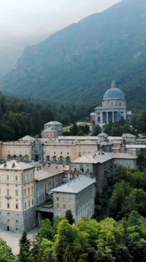 Oropa, Biella, İtalya - 7 Temmuz 2018: güzel tapınak Oropa aero görünümünü, cephe Dağları'Oropa kutsal kubbe ile yakınındaki şehir Biella, Piedmont, İtalya.