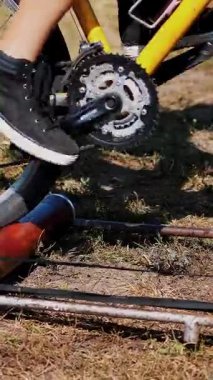 yakın çekim, eski bir egzersiz bisikleti, Bisiklet tekerlekleri sürmek özel bir kendi kendine yapılan fikstür, yükleme yardımı ile tek bir yerde.