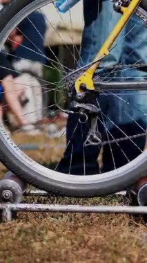 yakın çekim, eski bir egzersiz bisikleti, Bisiklet tekerlekleri sürmek özel bir kendi kendine yapılan fikstür, yükleme yardımı ile tek bir yerde.