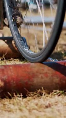 yakın çekim, eski bir egzersiz bisikleti, Bisiklet tekerlekleri sürmek özel bir kendi kendine yapılan fikstür, yükleme yardımı ile tek bir yerde.