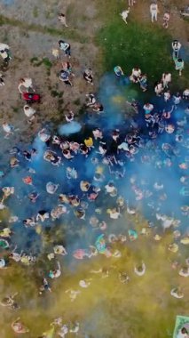 Cherkasy, Ukrayna - 24 Ağustos 2018: hava video dron, bağımsızlık günü kutlama, festival renk ile insanlar gökyüzünde, ulusal bayrak sarı ve mavi boya kadar atmak