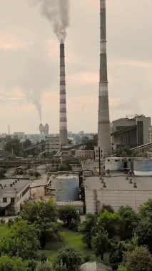 Cherkasy, Ukrayna, 12 Eylül 2018: Büyük enerji santrali, fabrika borularla duman göğe kovma. Endüstriyel bacasından duman. ekoloji, çevre kirliliği.