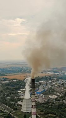 Cherkasy, Ukrayna, 12 Eylül 2018: Büyük enerji santrali, fabrika borularla duman göğe kovma. Endüstriyel bacasından duman. ekoloji, çevre kirliliği.