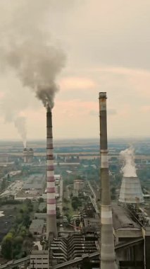 Cherkasy, Ukrayna, 12 Eylül 2018: Büyük enerji santrali, fabrika borularla duman göğe kovma. Endüstriyel bacasından duman. ekoloji, çevre kirliliği.