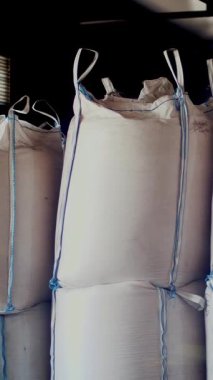 büyük, tam tahıl ürünleri stok torba. Çantaları satırlara, Endüstriyel depo dizilir