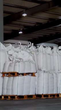 büyük, tam tahıl ürünleri stok torba. Çantaları satırlara, Endüstriyel depo dizilir