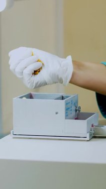 Mısır tohumları laboratuar araştırmaları. farklı tür, seçim Mısır çeşitleri örnekleri. Laboratuvar analiz ve tahıl alanından tanı. Mısır ekimi.