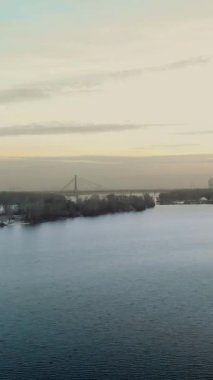 Kiev, Kiev, Ukrayna - 18 Kasım 2018: Kiev, geç sonbaharda, günbatımı Dinyeper Nehri set of havadan görünümü.