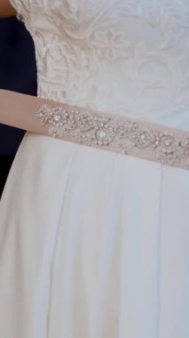 Gelin ücretleri. Gelin, düğün için giyinmiş. Gelinin ellerini, beyaz dantelli bir elbisenin arka planına nazikçe manikürle yakın plan çek. Gelinlik ayrıntıları, kapatın.