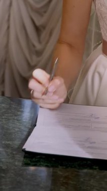 düğün gelenekleri, törenleri. düğün töreni. Yeni evli evlilik belgeleri, evlilik cüzdanı imzalamak. yakın çekim.