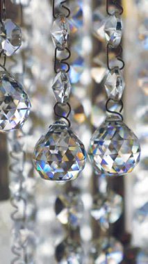 Kristal Avize. Parlak kristaller. çağdaş kristal dekorasyon. Yakın plan. Kristal topları asmak, klasik kristal lamba ayrıntıları. Elmaslar, değerli taşlar. ışıklandırma.