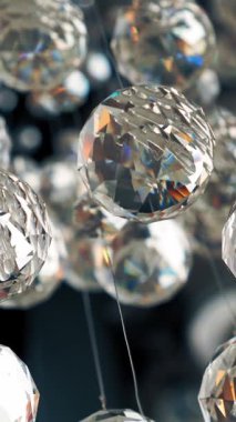 Kristal Avize. Parlak kristaller. çağdaş kristal dekorasyon. Yakın plan. Kristal topları asmak, klasik kristal lamba ayrıntıları. Elmaslar, değerli taşlar. ışıklandırma.